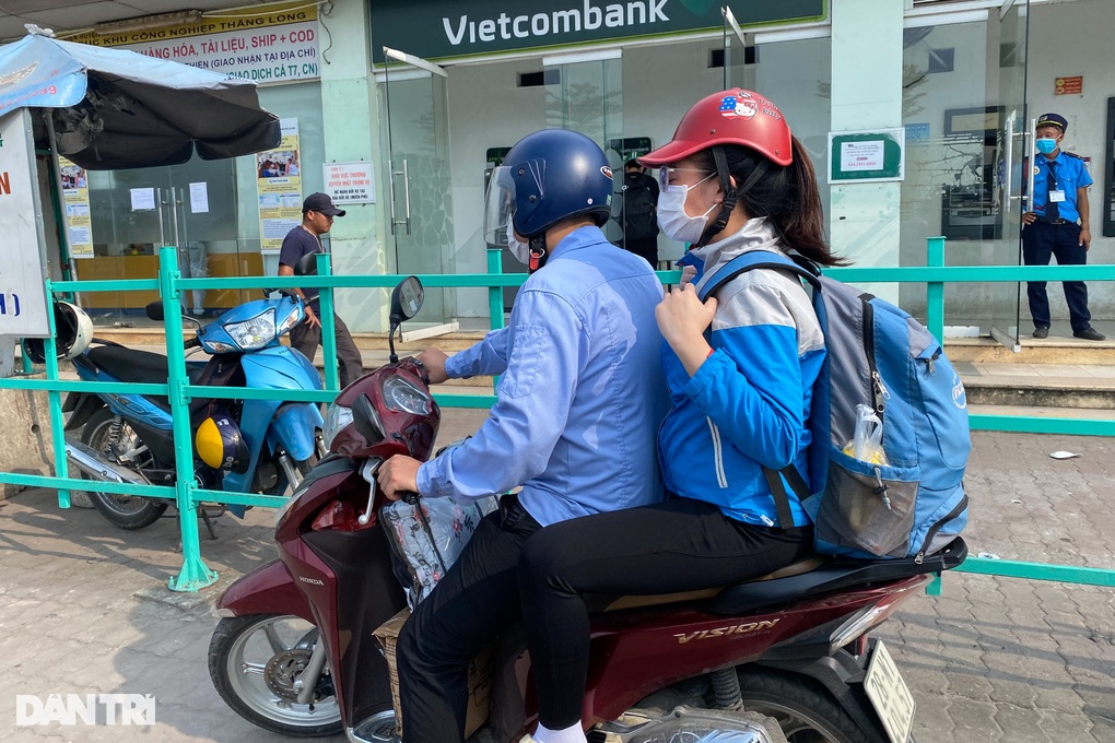 Nghỉ 5 ngày lễ, công nhân nghèo vừa về quê vừa lo - 1 Nghỉ 5 ngày lễ, công nhân nghèo vừa về quê vừa lo - 1