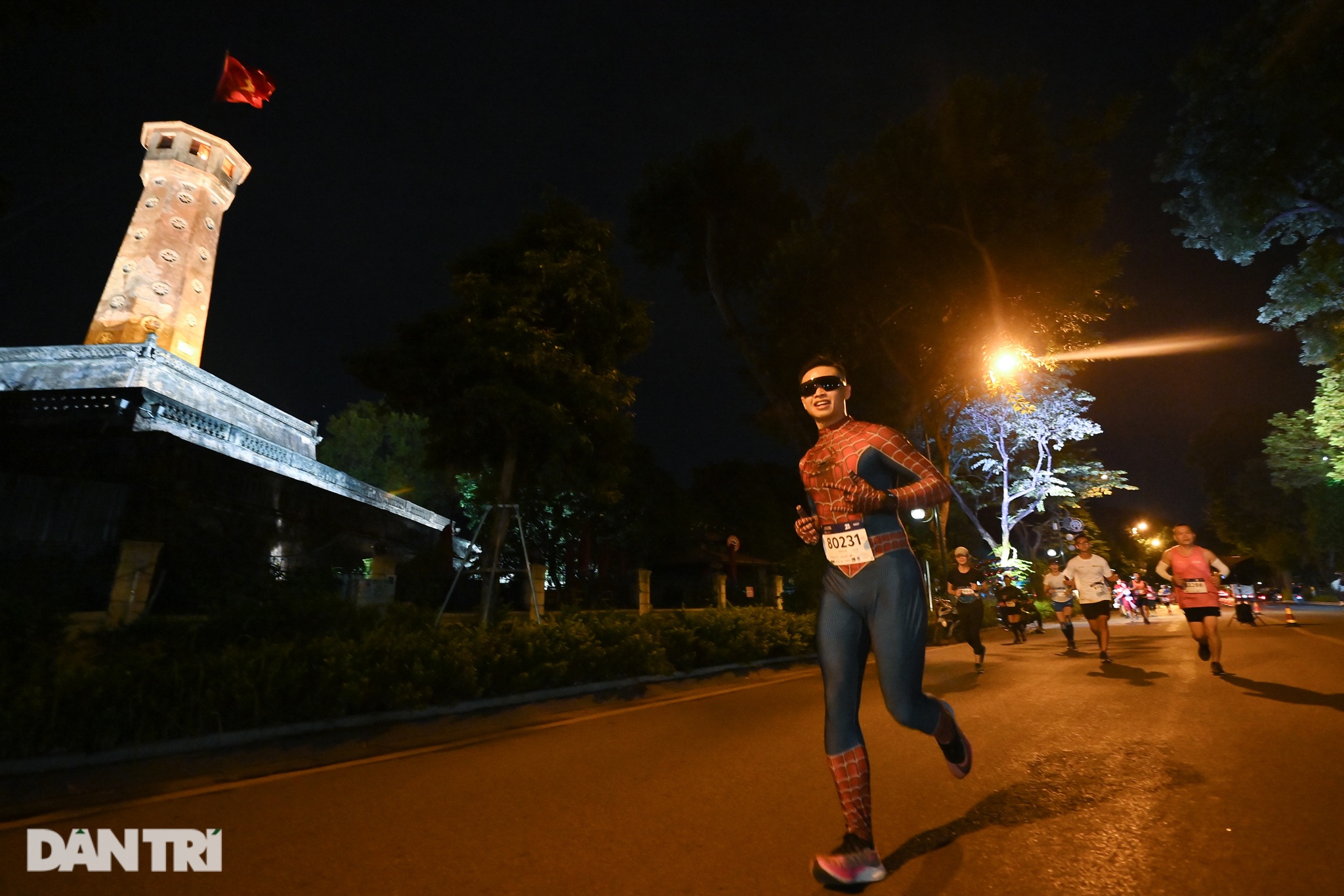 Hòa mình vào giải chạy đêm quy mô lớn lần đầu tiên tại Hà Nội - 6 Hòa mình vào giải chạy đêm quy mô lớn lần đầu tiên tại Hà Nội - 6