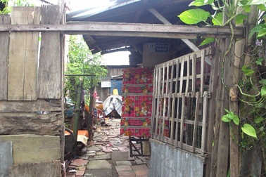 Xót xa cảnh 5 con không nuôi nổi một mẹ già