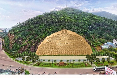 Bình Định tạc phù điêu “khủng” vào vách núi