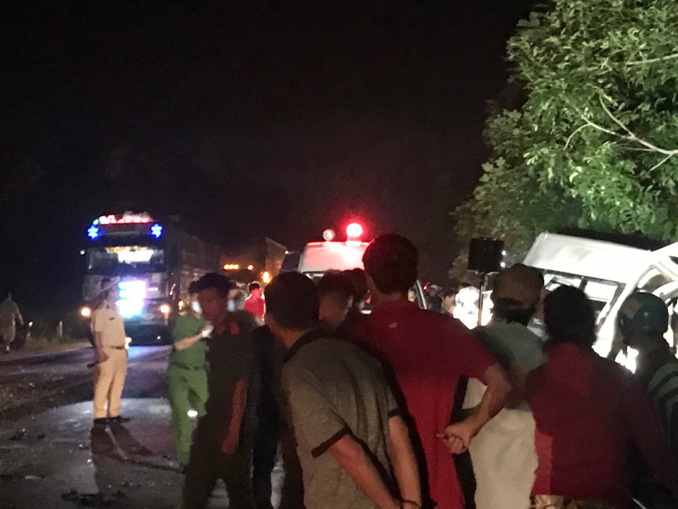 Hiện trường vụ xe khách “đấu đầu” xe tải khiến 8 người chết ở Bình Thuận - 11