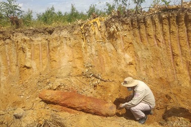 Quả bom nặng gần 2,3 tạ nằm trong khu dân cư