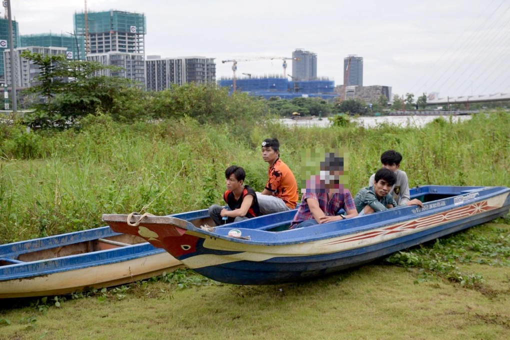 Phá băng nhóm dùng xuồng máy đi trộm, cướp ven sông Sài Gòn - 2 Phá băng nhóm dùng xuồng máy đi trộm, cướp ven sông Sài Gòn - 2