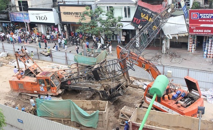 sập cần cẩu ở cầu giấy.