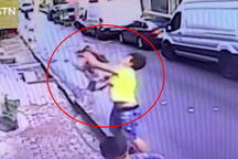 Chàng trai trẻ nhận “mưa” lời khen vì đón trúng bé gái rơi từ tầng 2