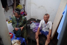 Hà Nội: Bệnh nhân ung thư "sống mòn" trong phòng trọ 4m2 ngập sát giường