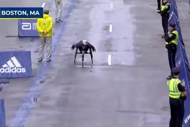 VĐV đua xe lăn "đánh rơi" cả tỷ đồng vì sự cố hy hữu