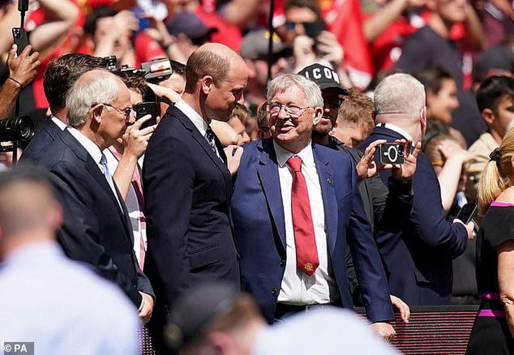 Biểu cảm chán chường của Sir Alex và Beckham khi Man Utd thua Man City - 4 Biểu cảm chán chường của Sir Alex và Beckham khi Man Utd thua Man City - 4