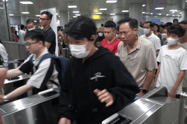 Người dân xếp hàng dài chờ đi Metro số 1 sáng đầu năm 2025