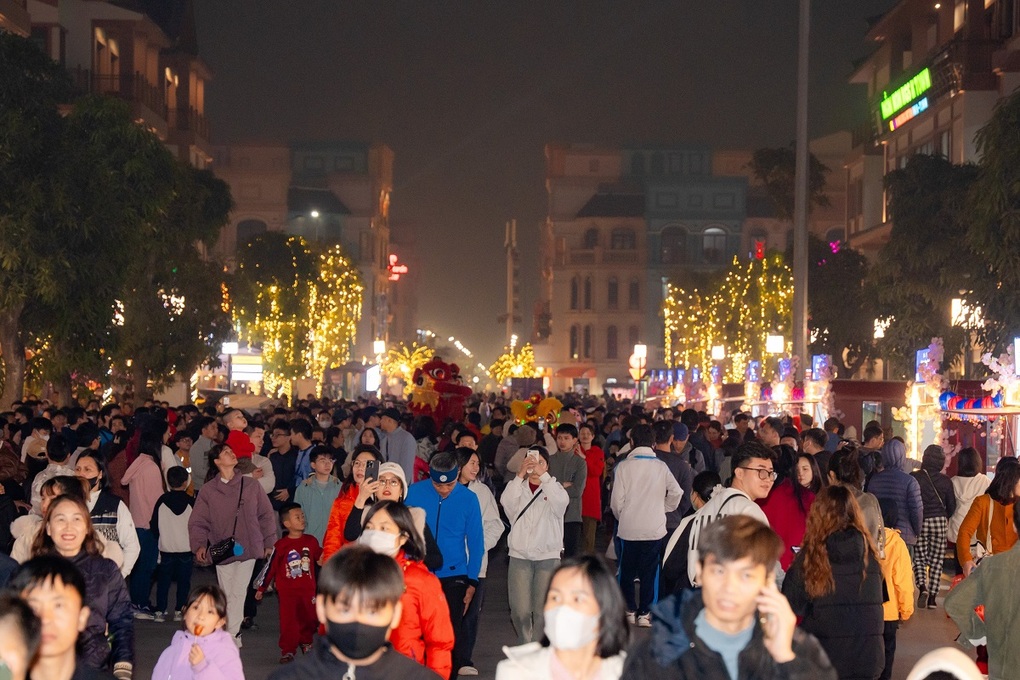 Du khách ấn tượng với quy mô của Lễ hội Ánh sáng phương Đông 2025 - 2 Du khách ấn tượng với quy mô của Lễ hội Ánh sáng phương Đông 2025 - 2