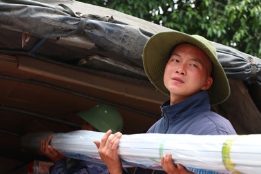 Người lao động "đỏ như tôm luộc", đốt sức dưới trời nắng nóng