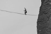 Đến nơi ai cũng biết đi trên dây như diễn xiếc