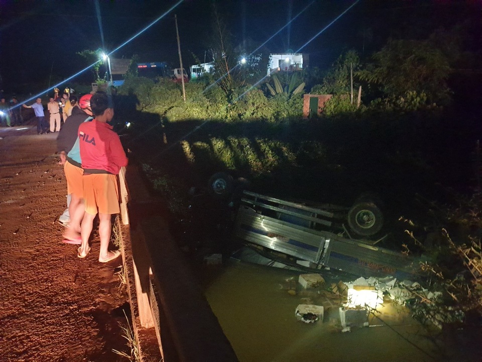 Xe tải chở trái cây lao khỏi cầu, 2 người tử vong - 1