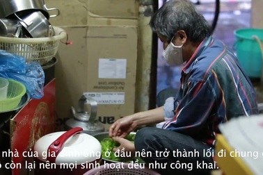 Cảnh sống khó tin trong nhà 9m2 vừa là nơi đi lại cho 6 hộ gia đình khác