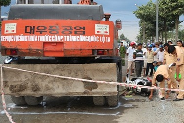 Hai phụ nữ chết thảm dưới bánh xe thi công đường