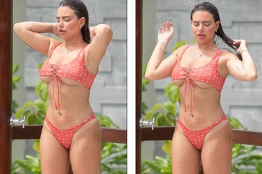 Megan Barton Hanson diện áo tắm táo bạo