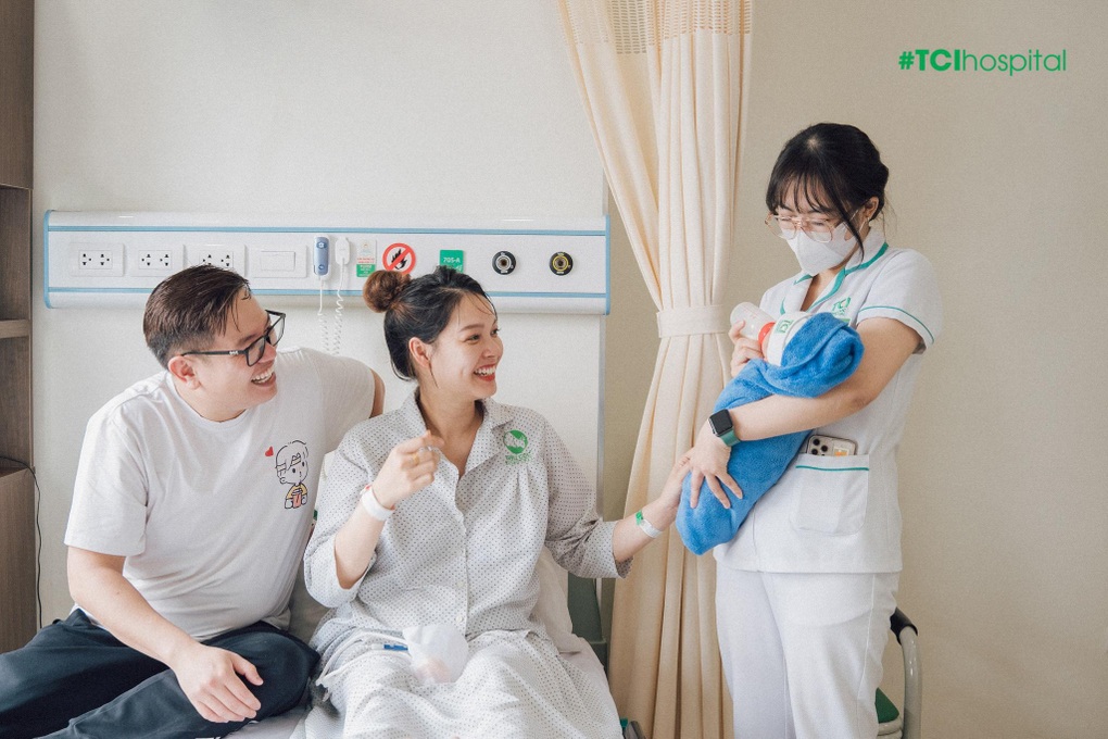 Loại bỏ khối u nang buồng trứng trái cho sản phụ mang thai con đầu lòng - 4 Loại bỏ khối u nang buồng trứng trái cho sản phụ mang thai con đầu lòng - 4