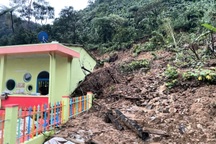 Đất đá sạt lở làm sập tường điểm trường vừa xây ở Quảng Nam