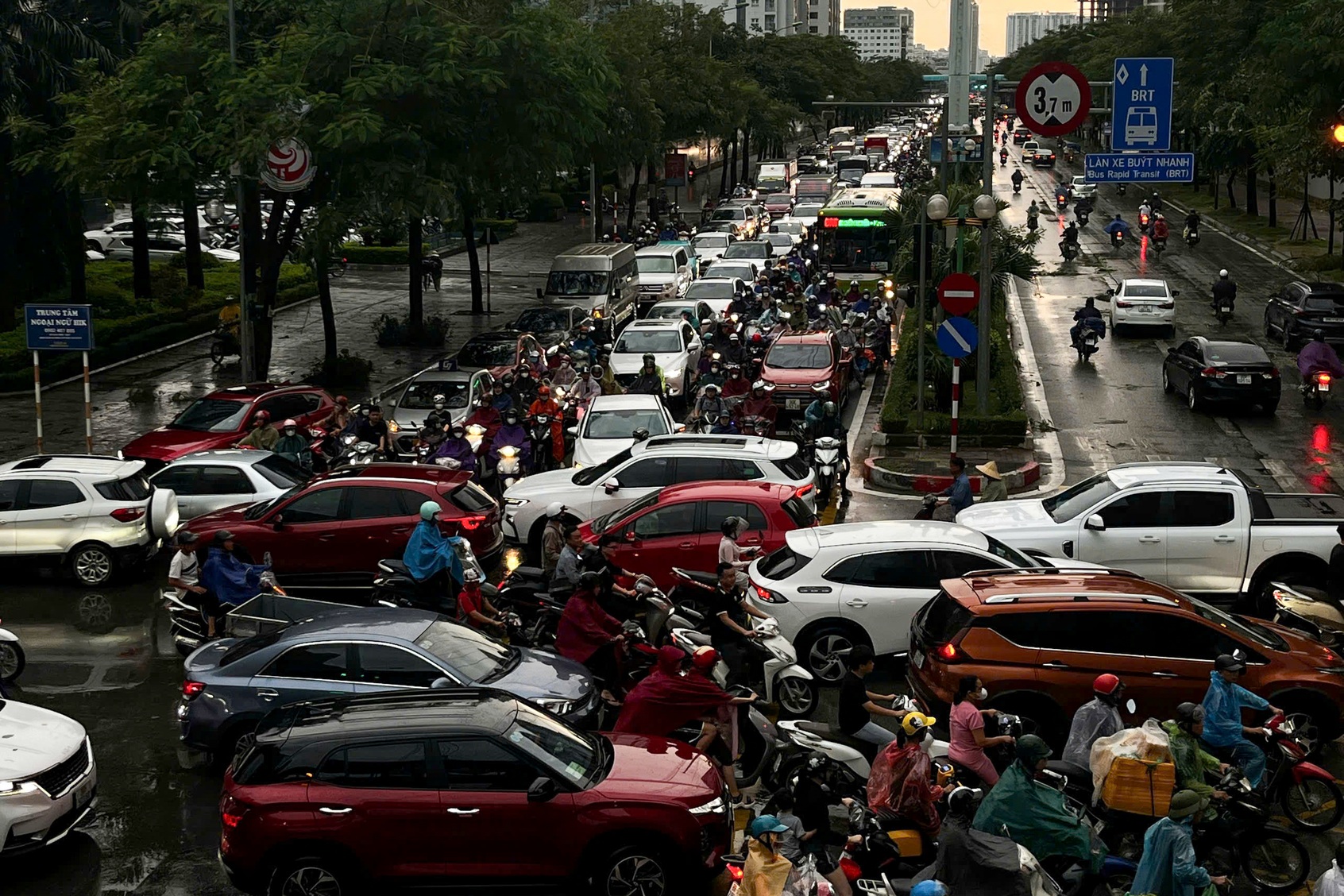 Siêu bão chưa vào, Hà Nội đã mưa dông ùn tắc nghiêm trọng