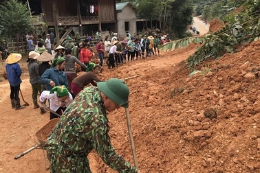 Tuổi trẻ biên phòng xung kích khắc phục sạt lở do mưa lũ gây ra