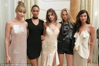 Dàn chân dài đình đám đọ dáng với trang phục xuyên thấu