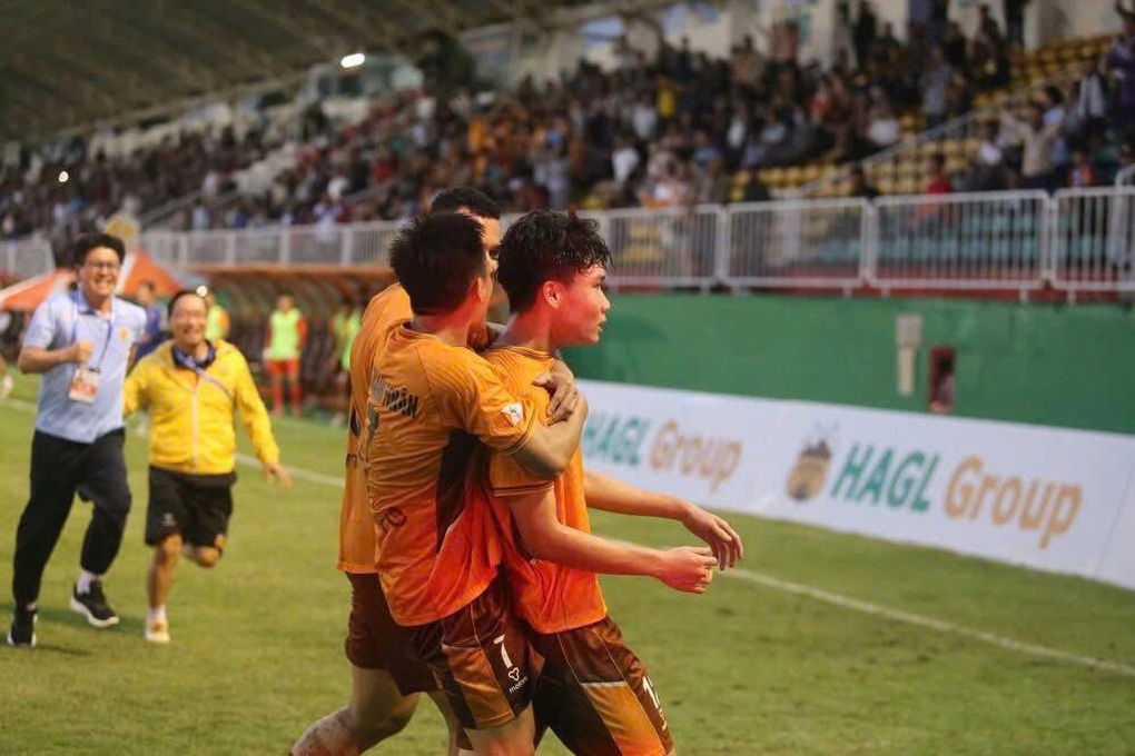 Trung vệ cao 1m95 ghi bàn, HAGL hòa kịch tính CLB Thanh Hóa - 1 Trung vệ cao 1m95 ghi bàn, HAGL hòa kịch tính CLB Thanh Hóa - 1