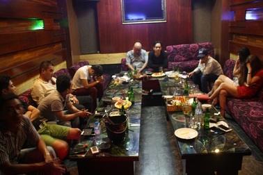 Dân "anh chị" vượt hơn 100km đi dự tiệc rồi chơi ma túy