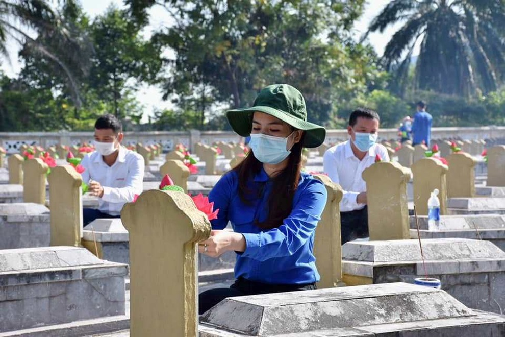 Hà Tĩnh: Dâng gần 6.000 đóa sen hồng lên các phần mộ liệt sĩ - 1 Hà Tĩnh: Dâng gần 6.000 đóa sen hồng lên các phần mộ liệt sĩ - 1