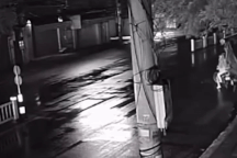 Ô tô ủi bay hàng rào phân cách vì tránh người đi xe máy sang đường