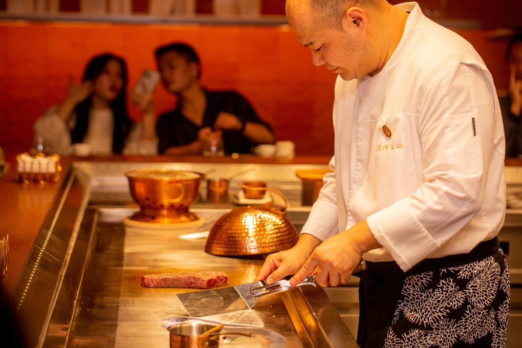 Nghệ thuật Teppanyaki hành trình mang tinh hoa sống thế giới đến Việt Nam - 5 Nghệ thuật Teppanyaki hành trình mang tinh hoa sống thế giới đến Việt Nam - 5