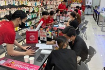 Vía Thần Tài: Cửa hàng điện thoại mở thưởng bốc thăm trúng vàng