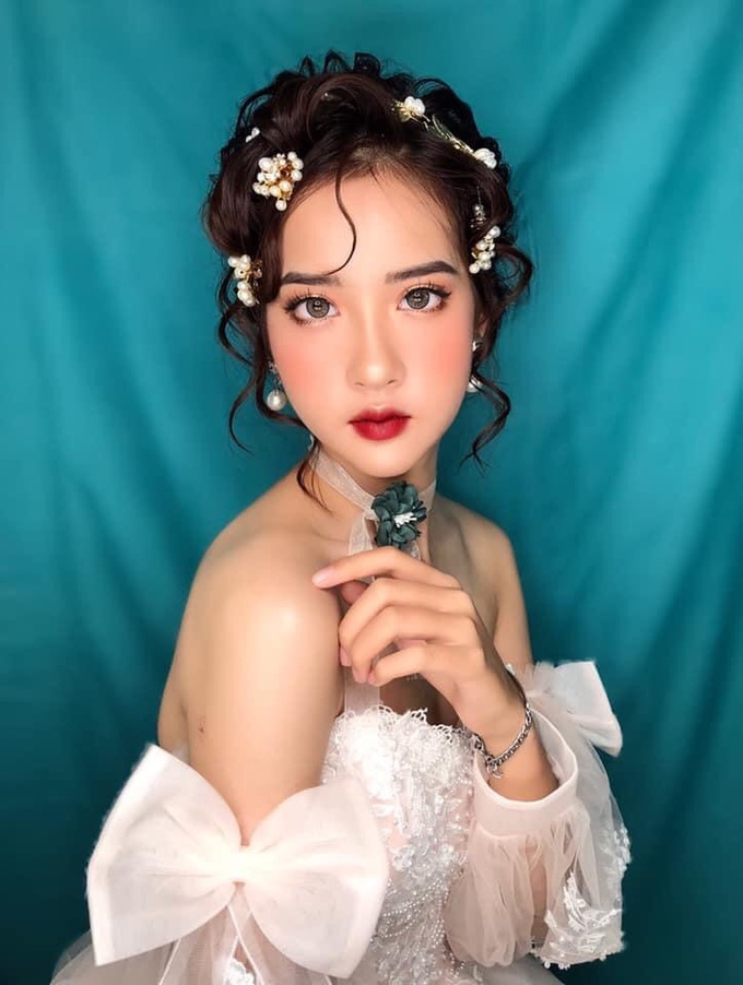 Cô gái bất ngờ được chú ý sau loạt ảnh chụp lén của chàng thiếu uý công an khi đang trú mưa - Ảnh 7. Cô gái bất ngờ được chú ý sau loạt ảnh chụp lén của chàng thiếu uý công an khi đang trú mưa - Ảnh 7.