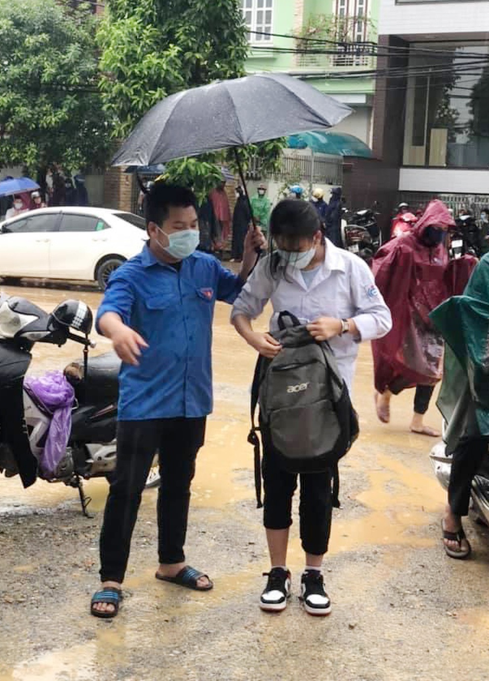 Tình nguyện viên nhiệt tình cõng thí sinh bị thương, che mưa cho thí sinh - 7 Tình nguyện viên nhiệt tình cõng thí sinh bị thương, che mưa cho thí sinh - 7