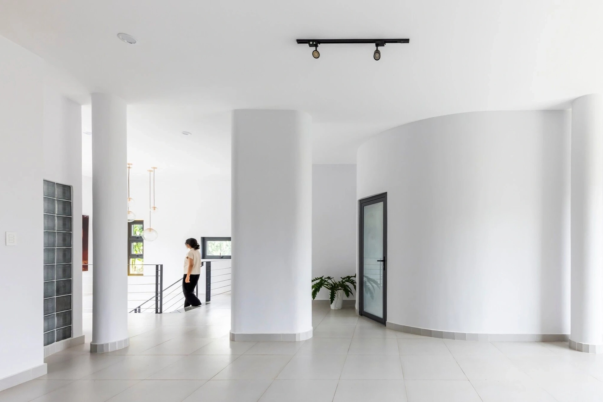 Nhà ở Lâm Đồng lấy cảm hứng từ dầm cầu, 4 mặt cửa kính ngập ánh sáng - 9 Nhà ở Lâm Đồng lấy cảm hứng từ dầm cầu, 4 mặt cửa kính ngập ánh sáng - 9