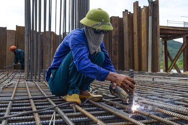 Công nhân "oằn mình" trong nắng nóng 40 độ C thi công cao tốc Bắc - Nam