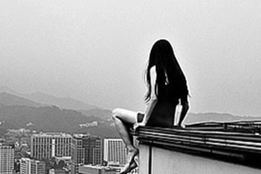 Mỗi khi bố mẹ đánh nhau, con gái lớp 7 lao lên sân thượng...