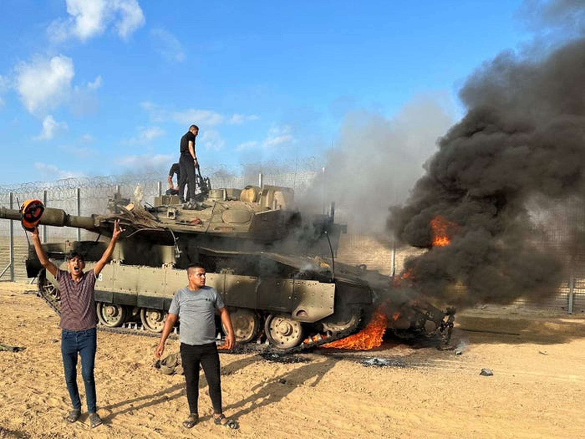 Hamas tấn công Israel: Đường phố tan hoang, thi thể nằm la liệt - 7 Hamas tấn công Israel: Đường phố tan hoang, thi thể nằm la liệt - 7