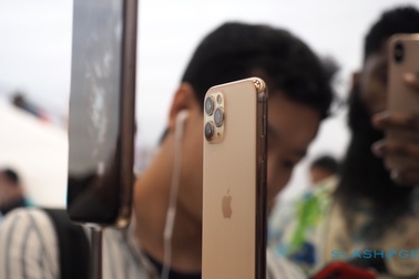 Dân buôn iPhone 11 phá giá lẫn nhau, đẩy giá xuống “cận sàn”