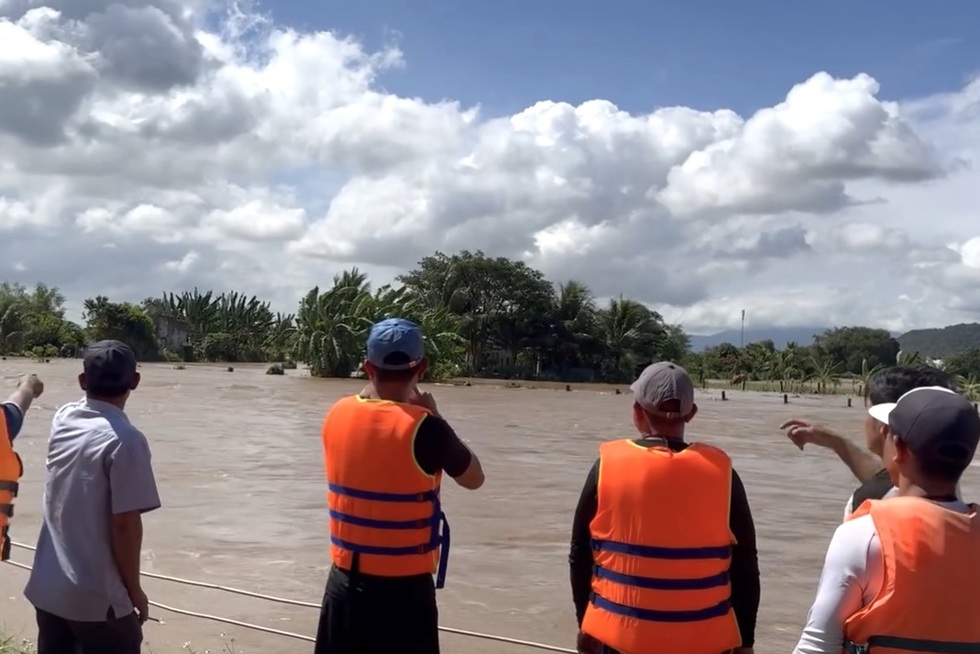 Nước lũ dâng đến ngực, người dân Lâm Đồng liên tục cầu cứu - 3