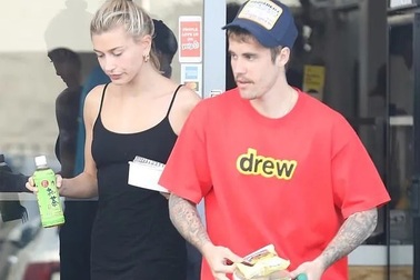 Vợ Justin Bieber khoe dáng siêu thon