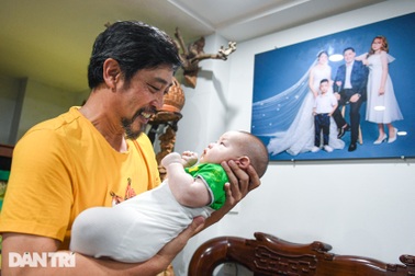 NSƯT Hồ Phong tuổi 52: Gã đểu trên phim, "ông bố bỉm sữa" ngoài đời