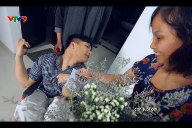 Rơi nước mắt với lời xin lỗi mẹ của chàng nhạc sĩ bị bại não