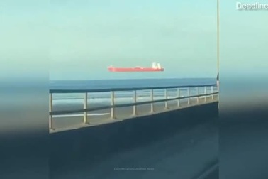 Clip hiệu ứng thị giác "con tàu trôi trên bầu trời" gây sốt