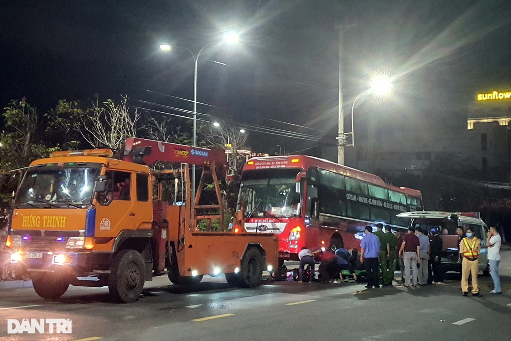 Xe máy lọt gầm xe khách, 2 người tử vong - 2 Xe máy lọt gầm xe khách, 2 người tử vong - 2