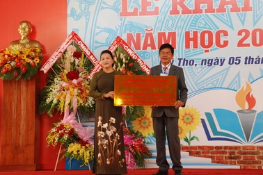 Chủ tịch Quốc hội về trường cũ dự lễ khai giảng