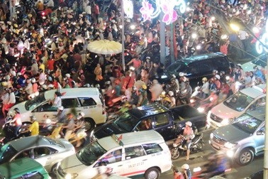 “Biển người” đón Noel sớm ở Sài Gòn