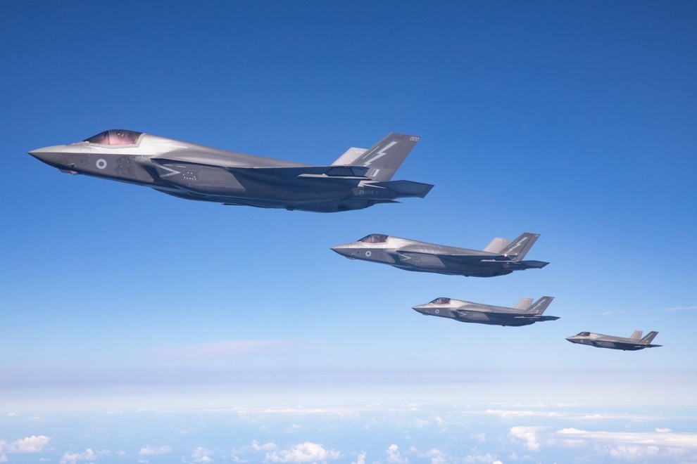 Tiêm kích F-35 dàn hàng đổ xăng trên không - 3 Tiêm kích F-35 dàn hàng đổ xăng trên không - 3