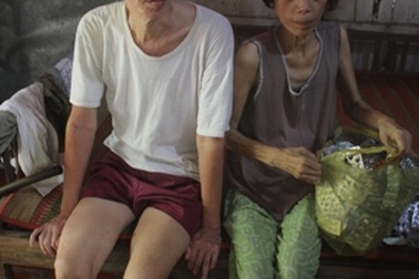 Hai vợ chồng khốn khổ nhìn nhau chờ ngày… chết!