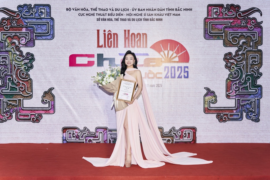 NSƯT Hoài Anh nhiều đêm thức trắng, sụt 3kg dốc sức cho Liên hoan Chèo - 1 NSƯT Hoài Anh nhiều đêm thức trắng, sụt 3kg dốc sức cho Liên hoan Chèo - 1