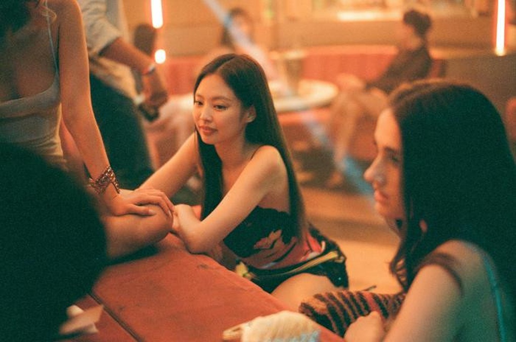 Bộ phim ngập cảnh nóng của Jennie (BlackPink) phải kết thúc sớm - 1 Bộ phim ngập cảnh nóng của Jennie (BlackPink) phải kết thúc sớm - 1